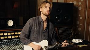 “He’s queer baiting too?”- Internet reacts as video of Finneas kissing his guitarist at his Brooklyn concert goes viral online