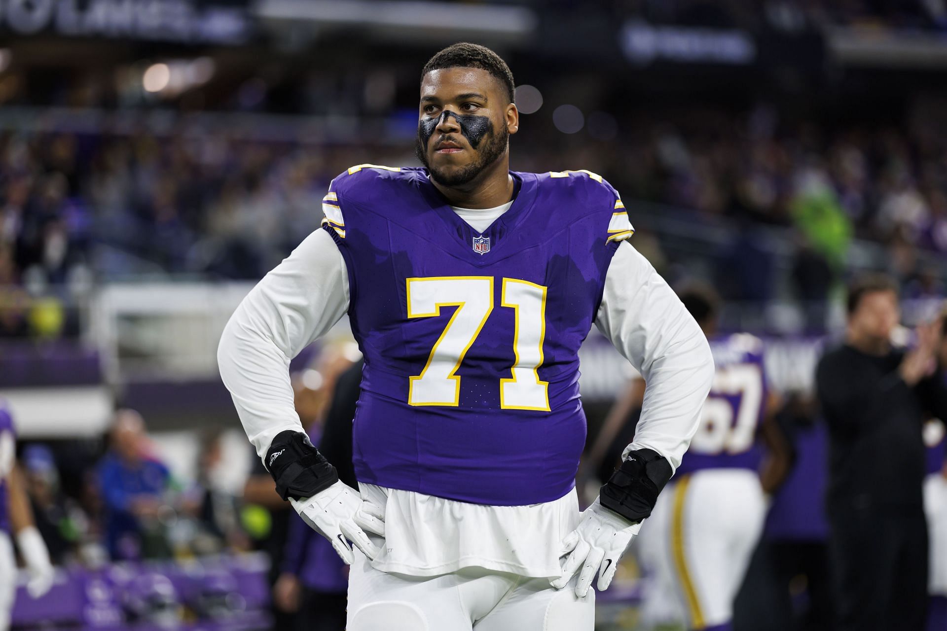 What happened to Christian Darrisaw? Vikings LT sufferers injury after