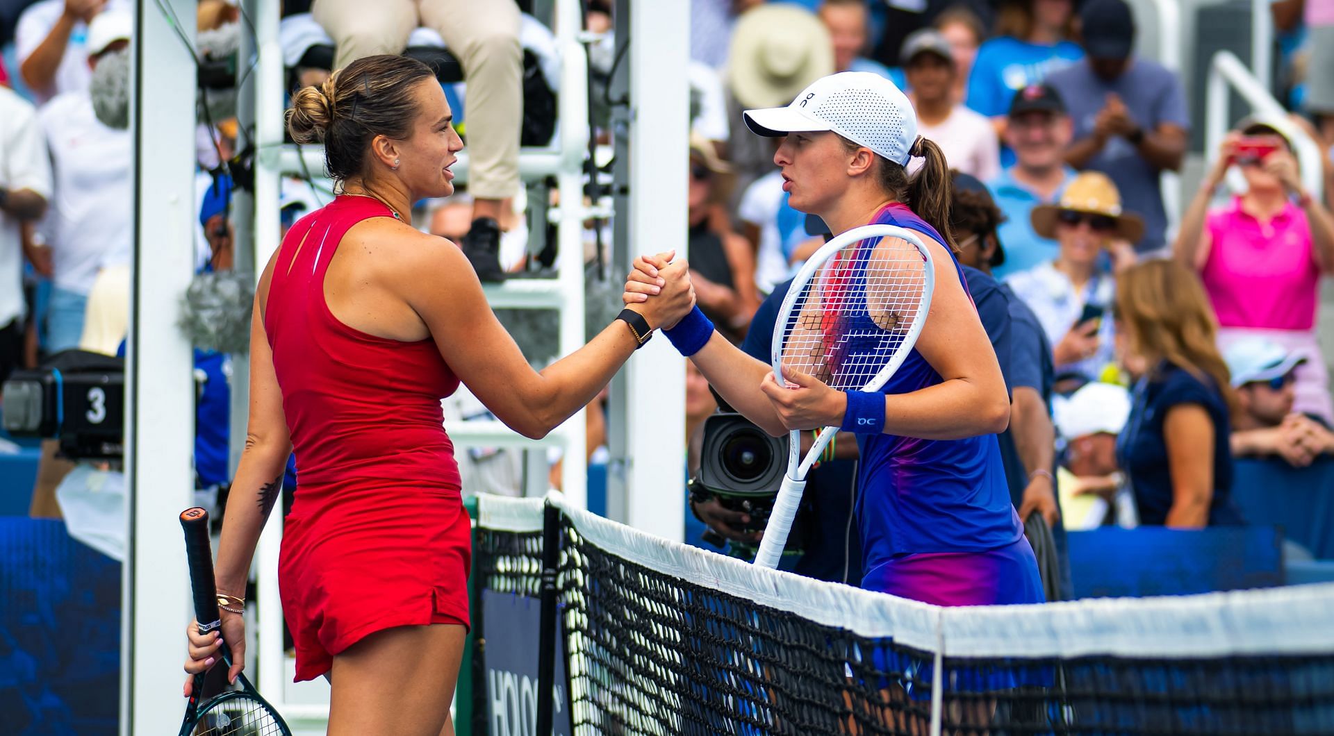 Iga Swiatek (R) and Aryna Sabalenka at the Cincinnati Open (Photo by Robert Prange/Getty Images)