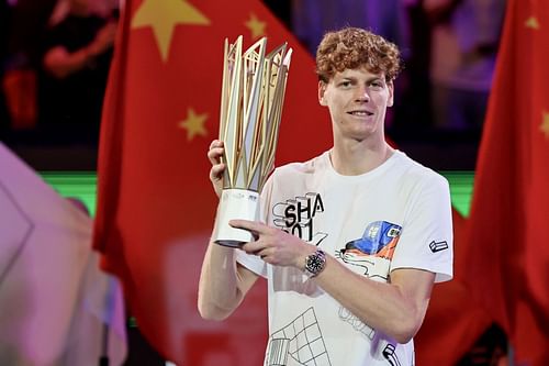 Jannik Sinner with the winner's trophy in the 2024 Shanghai Rolex Masters - Source: Getty