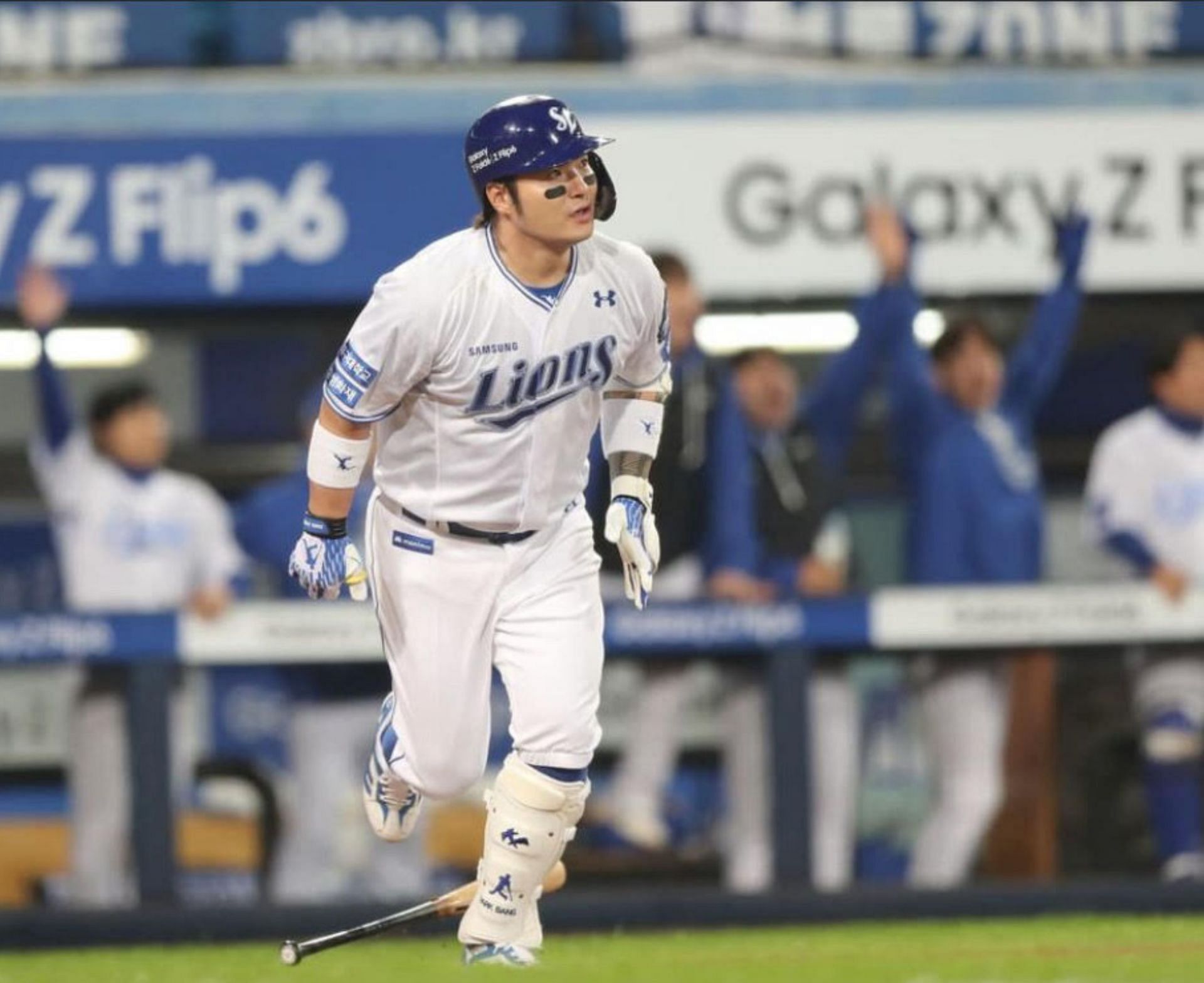 Samsung Lions slugger Park Byung-ho admires his home run (Samsung Lions