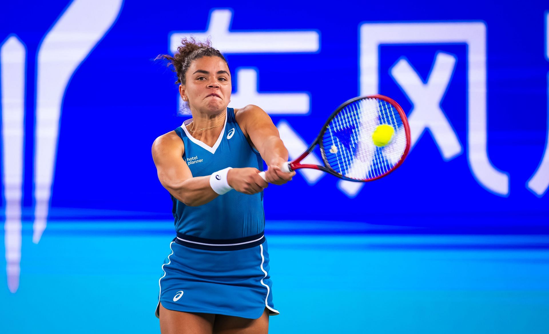 Jasmine Paolini in action at the 2024 Wuhan Open (Picture: Getty)