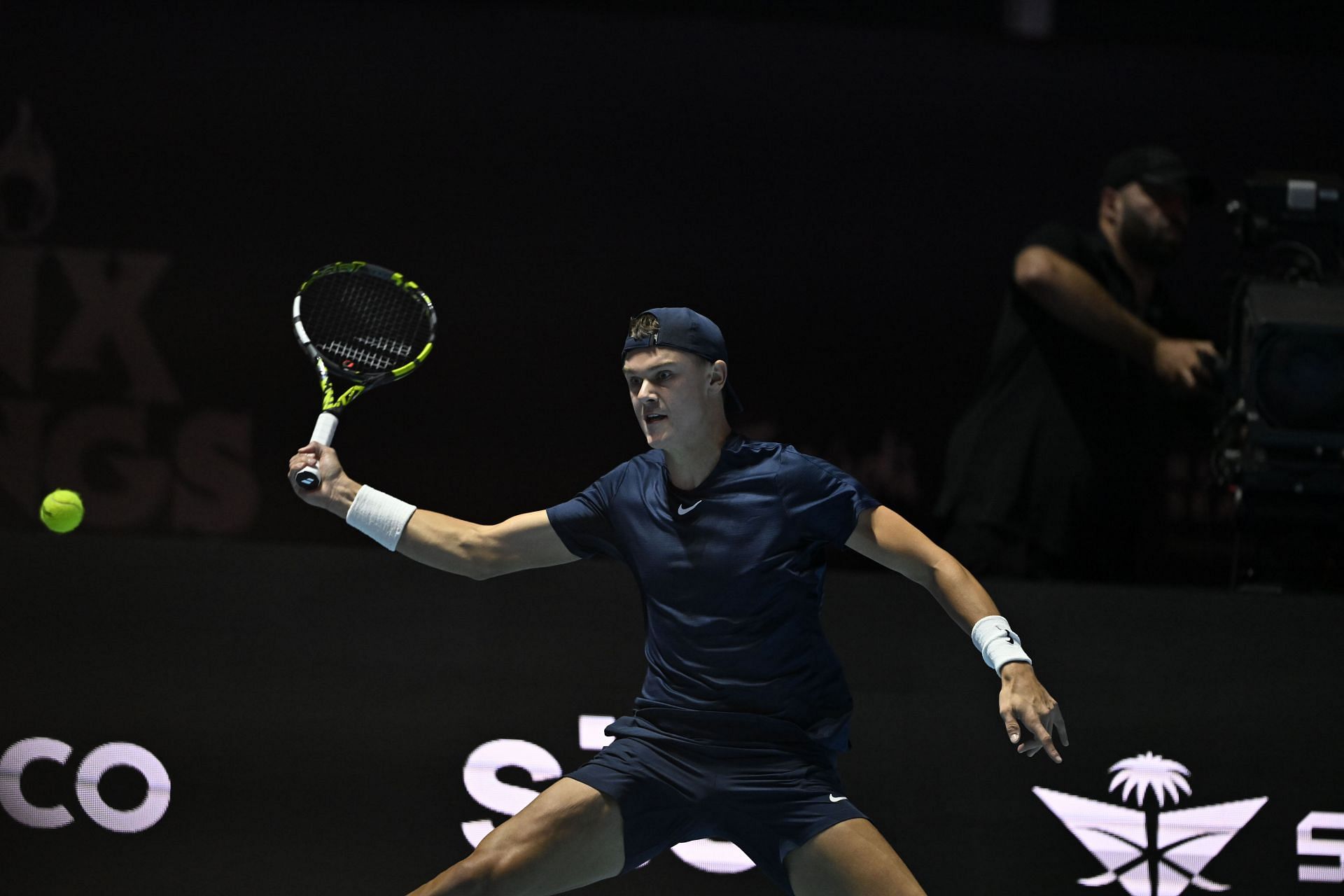 Rune plays a forehand slice in the Six Kings Slam 2024 - Source: Getty