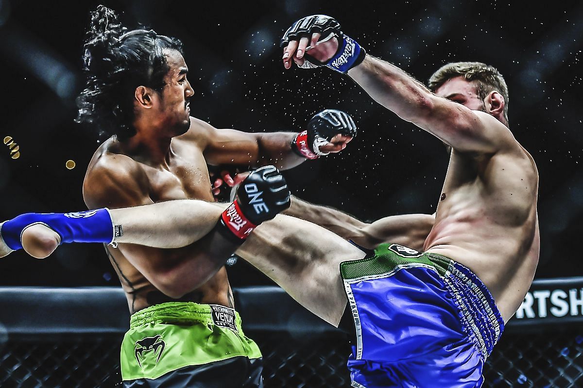 Sinsamut Klinmee fighting Liam Nolan | Image credit: ONE Championship