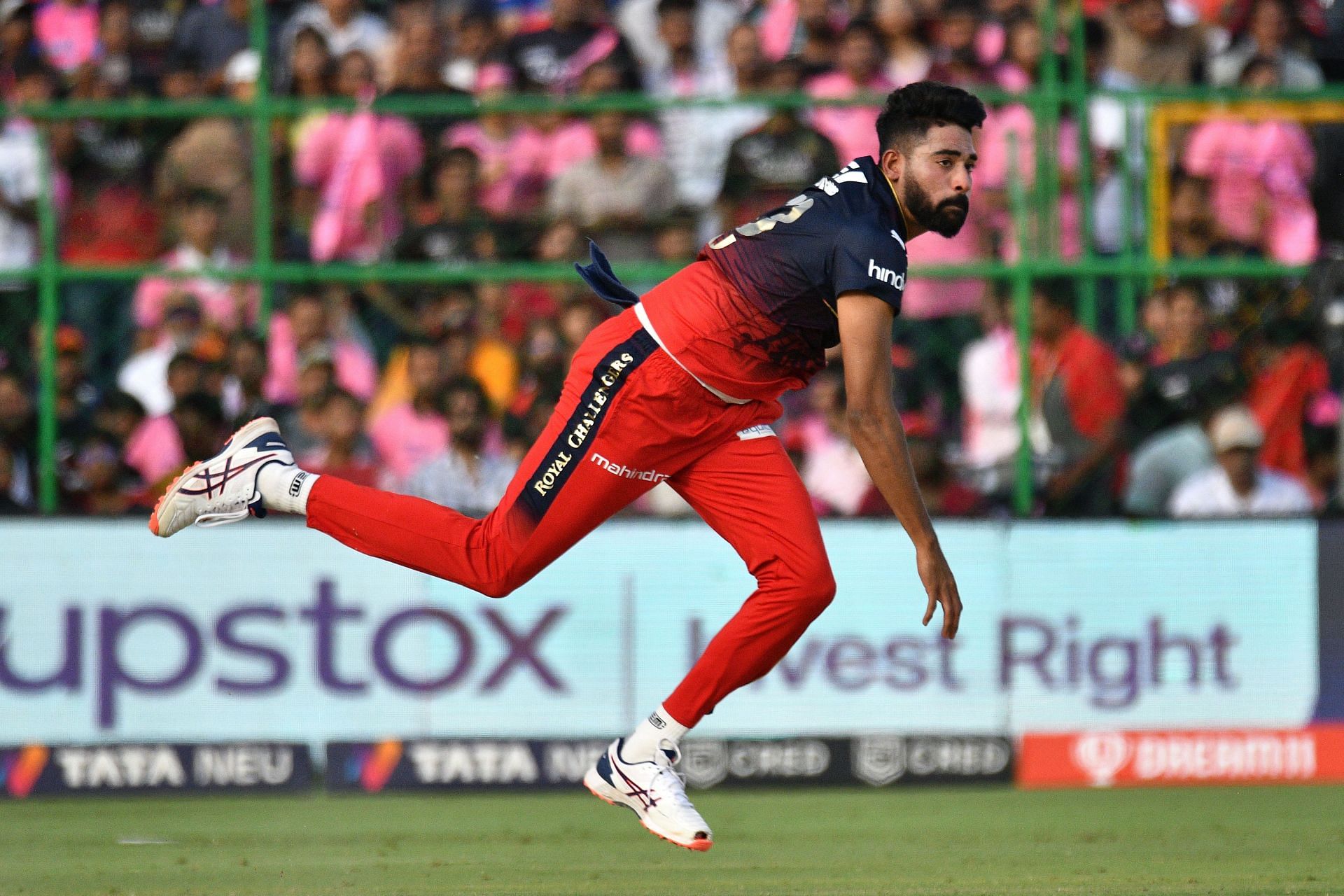 Mohammed Siraj bowling in an IPL 2023 match (Image Credits: Getty Images)