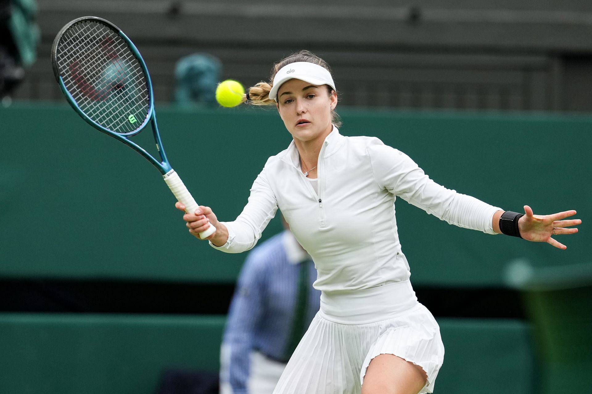 Kalinskaya plays a forehand slice in Wimbledon 2024 - Source: Getty