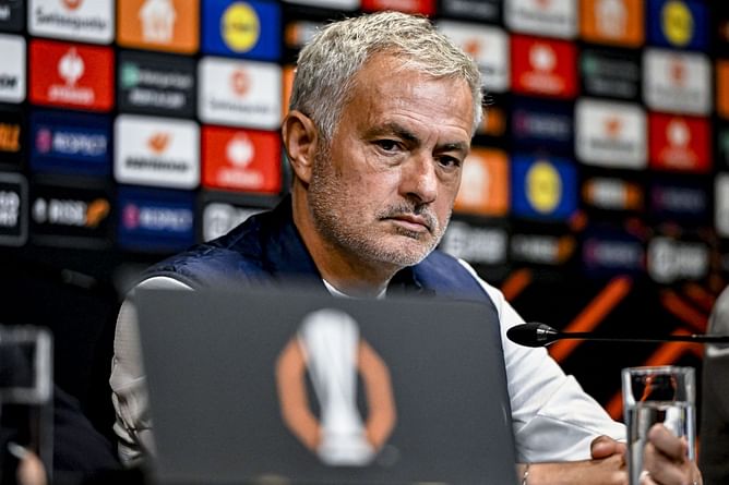 "Manchester United still have a chance to win that league" - Mourinho aims cheeky dig at Manchester City about 2017-18 PL season