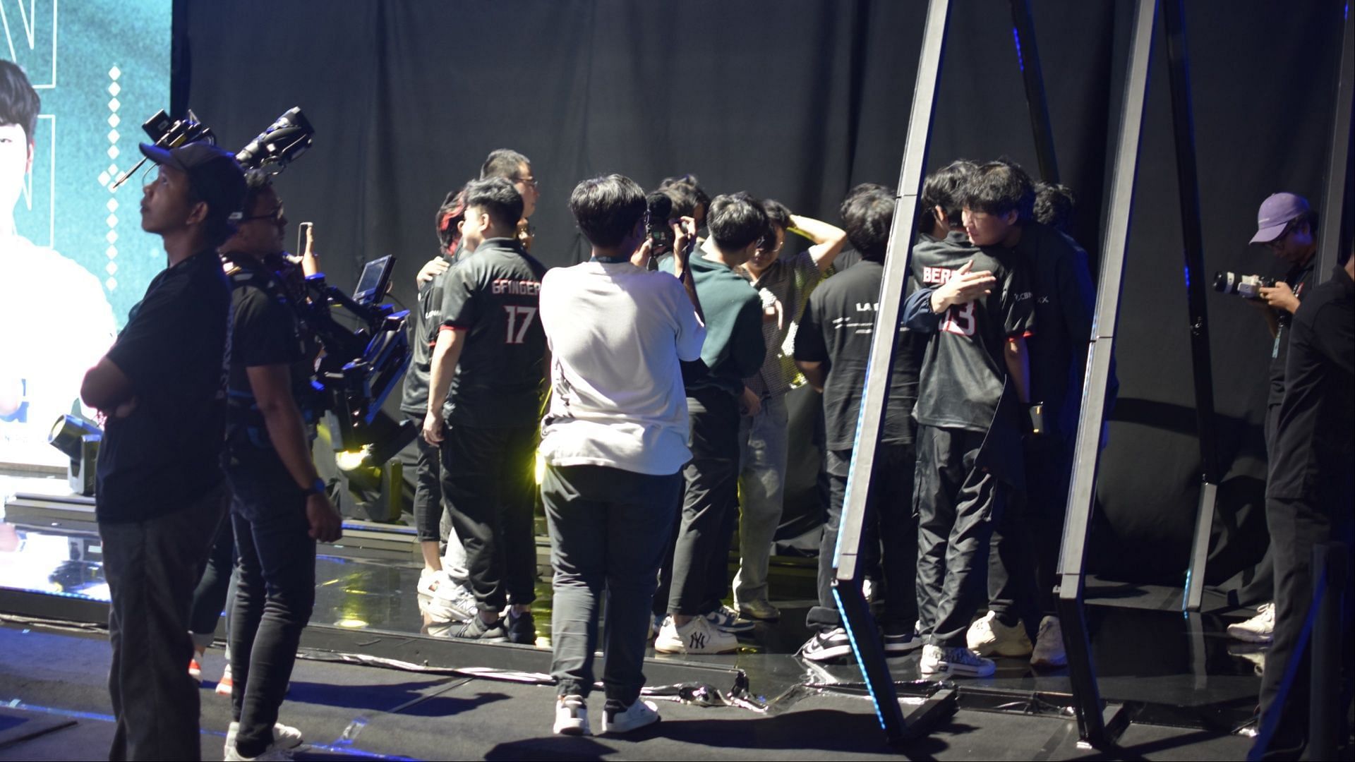 Les joueurs de Boom Esports après le match (Image via We Gaming)