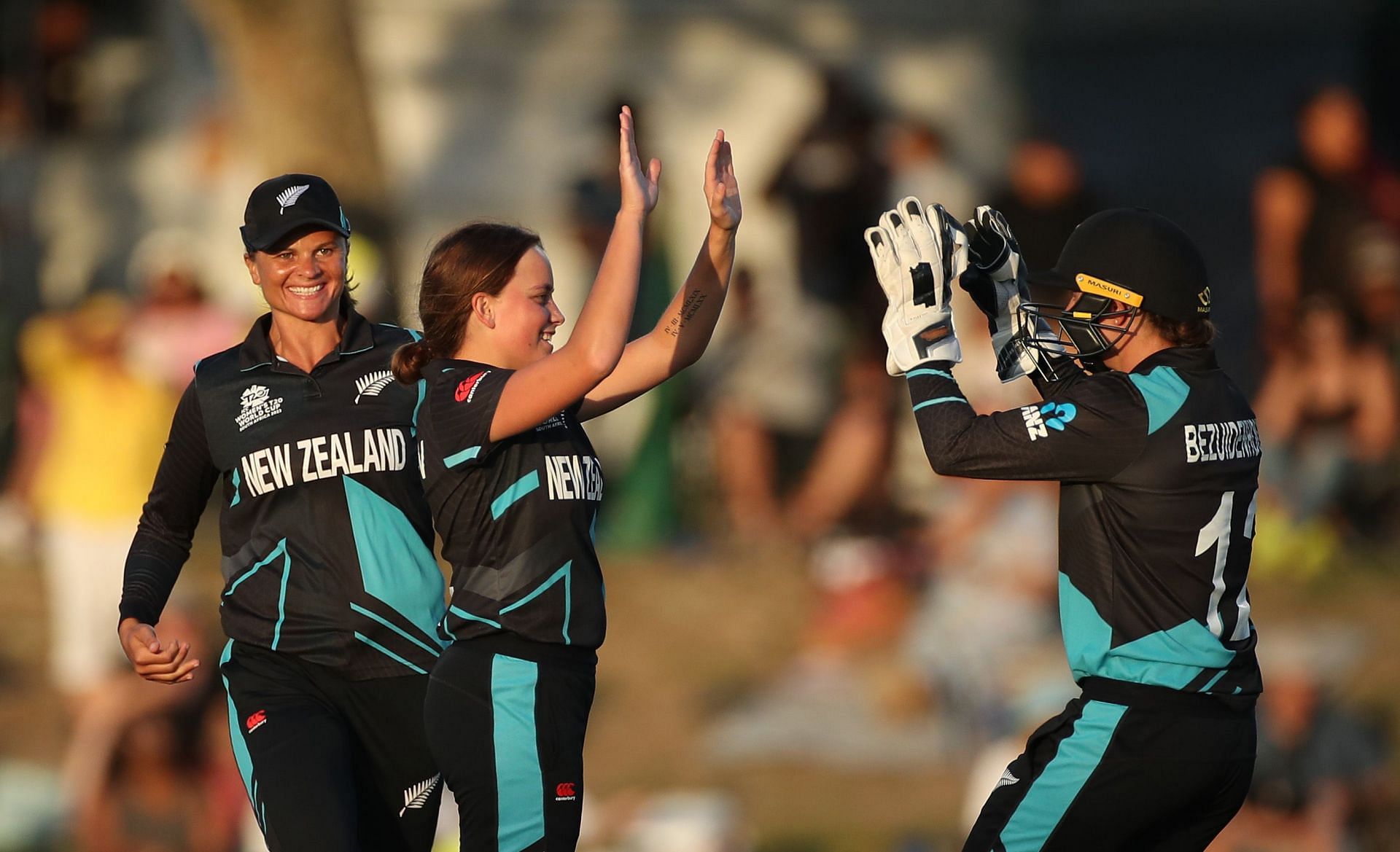 Eden Carson (center) celebrating a wicket against South Africa in the previous edition of the T20 World Cup.