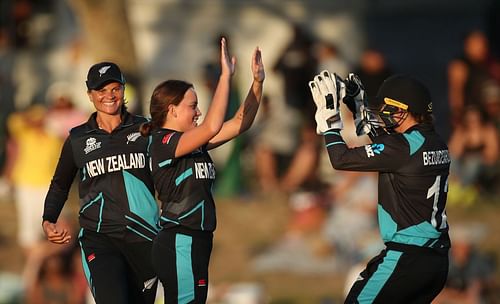 Eden Carson (center) celebrating a wicket against South Africa in the previous edition of the T20 World Cup.