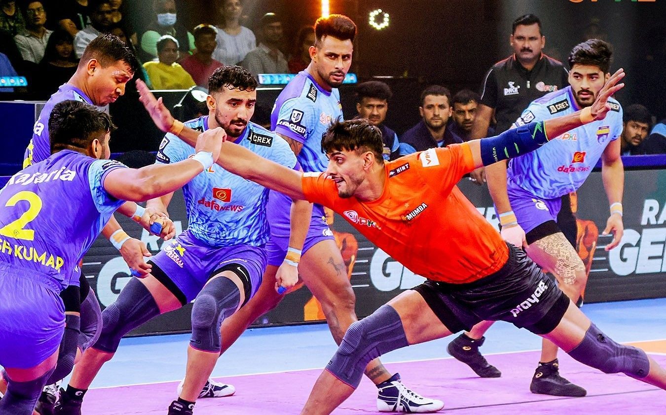 बंगाल वारियर्स और यू-मुम्बा (Photo Credit - @ProKabaddi)