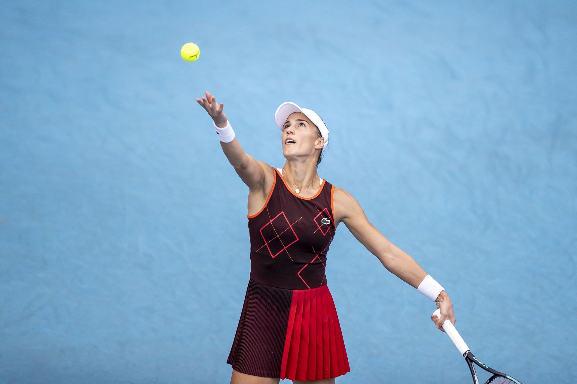 Pera prepares to serve in the Hong Kong Tennis Open (Image via Getty)