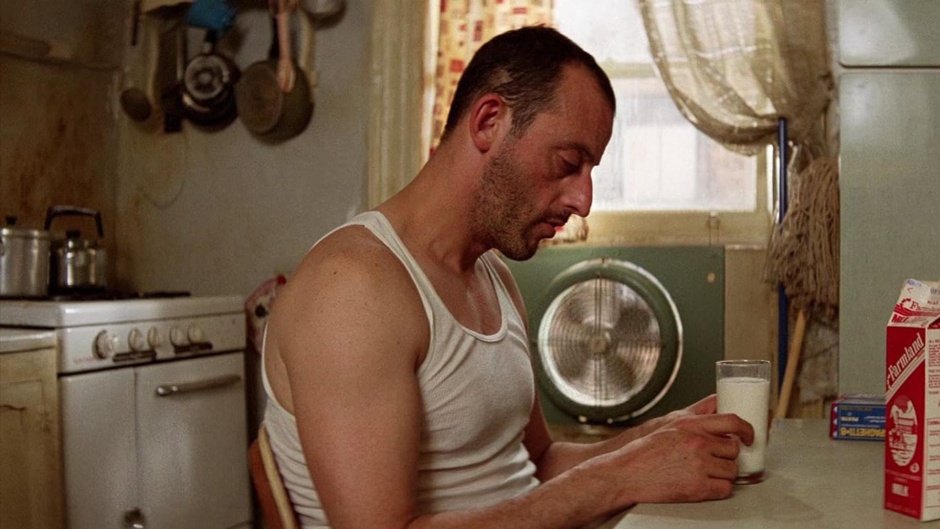 Both Jean Reno and Natalie Portman deliver captivating performances in this movie (Image via Columbia Pictures)