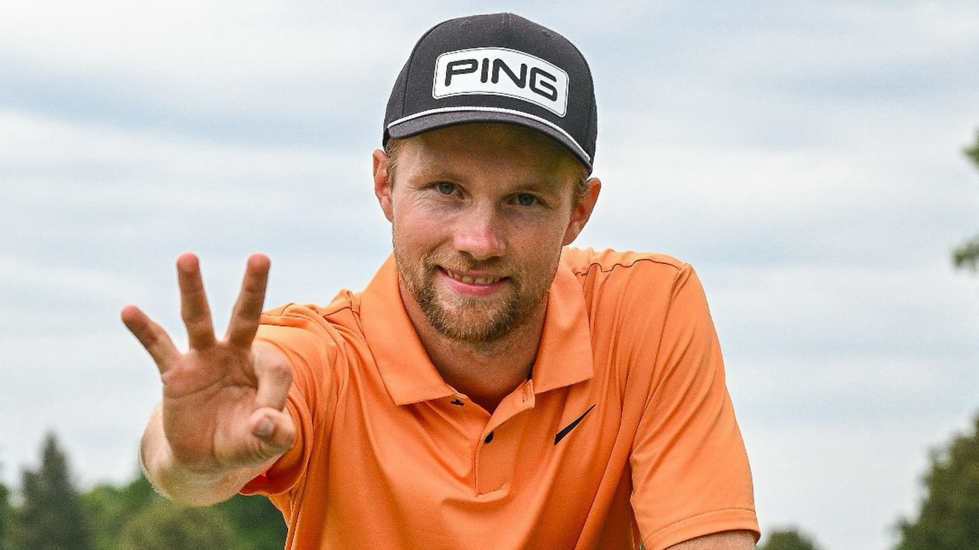 Rasmus Neergaard-Petersen signaling his three Challenge Tour wins. Image via Instagram @rasmusneergaard99.