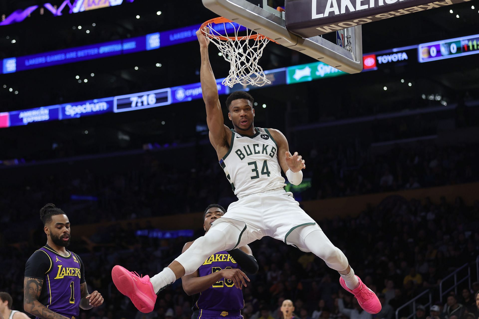 Giannis Antetokounmpo Vertical