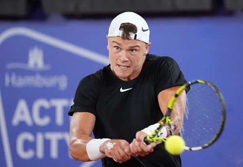 Rune plays a backhand on the ATP Tour - Hamburg (Source: Getty)