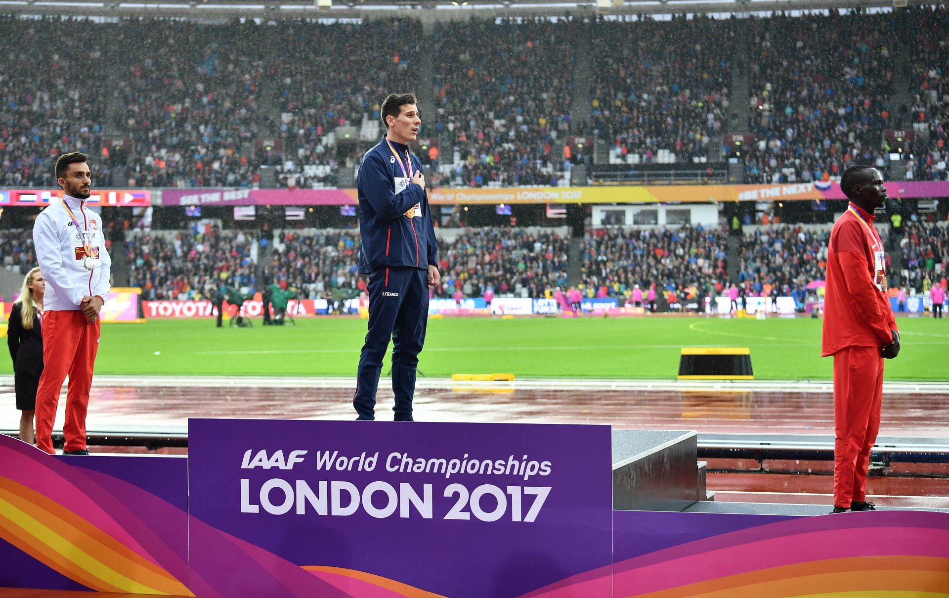 Adam Kszczot of Poland (L), Pierre-Ambroise Bosse of France (C), Kipyegon Bett (R) of Kenya pose for the Men&#039;s 800 metres medal ceremony during the IAAF Athletics World Championships London 2017 (Photo by Mustafa Yalcin/Anadolu Agency/Getty Images)