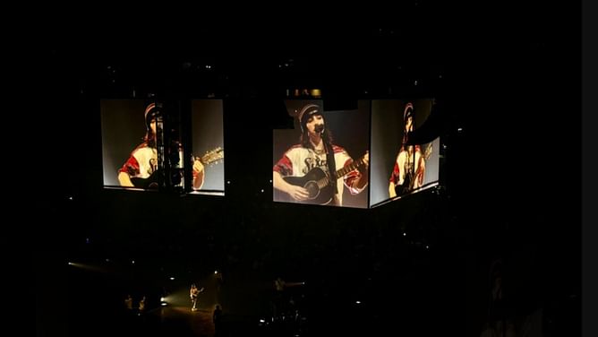 “Love the shirt”: 76ers social media shows love to Billie Eilish for rocking iconic franchise tee in latest concert