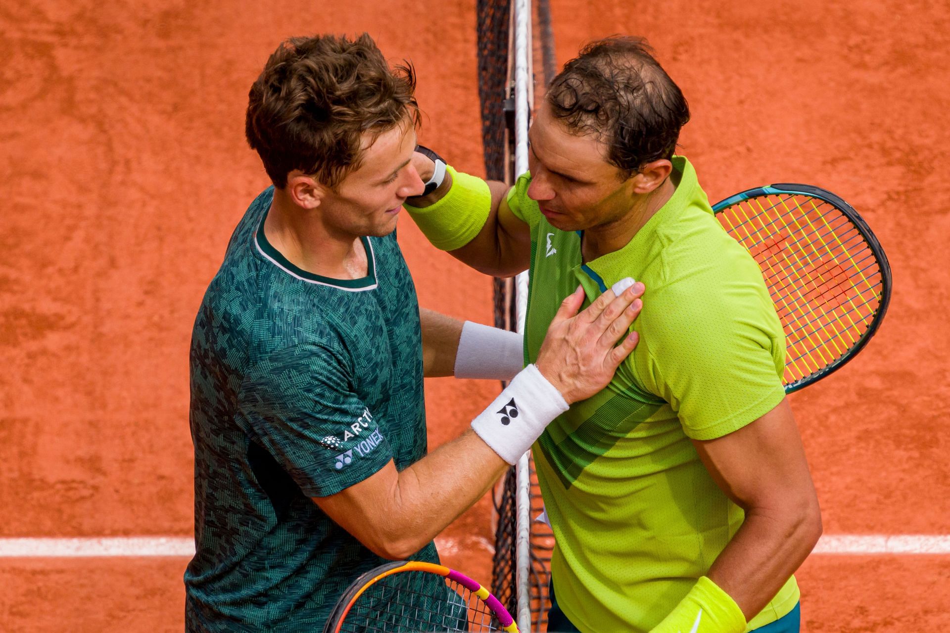 Casper Ruud embraces Rafael Nadal after the 2022 French Open final (Source: Getty)