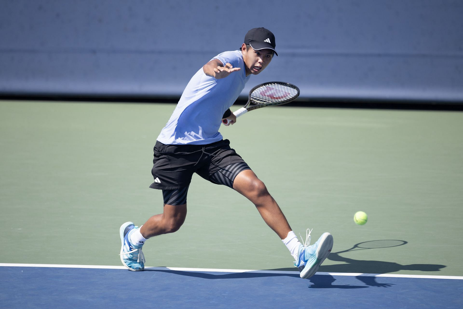 Tien plays a forehand in the US Open Tennis Championship 2023 - Source: Getty