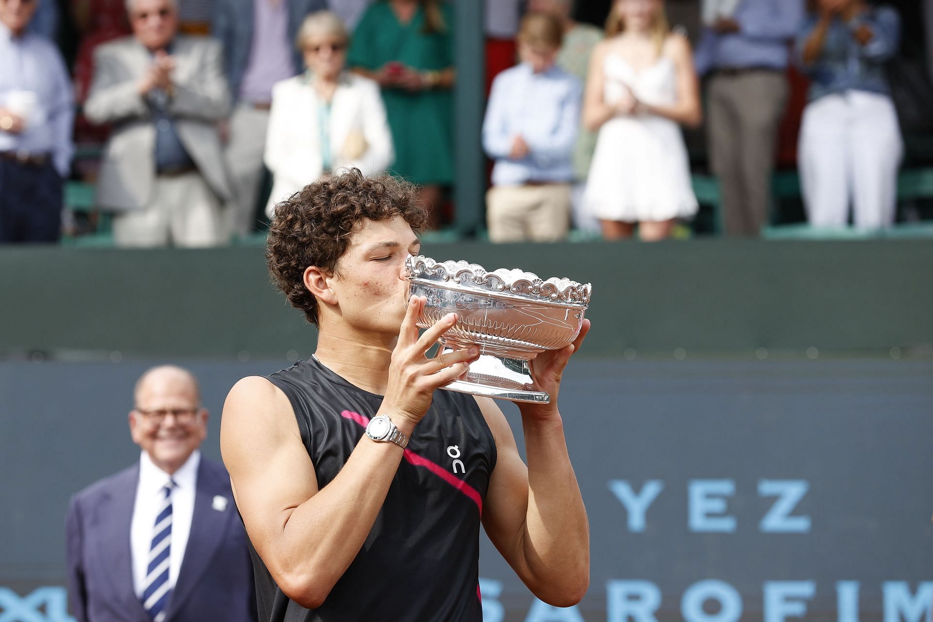 Ben Shelton kisses the trophy at the U.S. Mens Clay Court Championships (Photo by Aaron M. Sprecher/Getty Images)