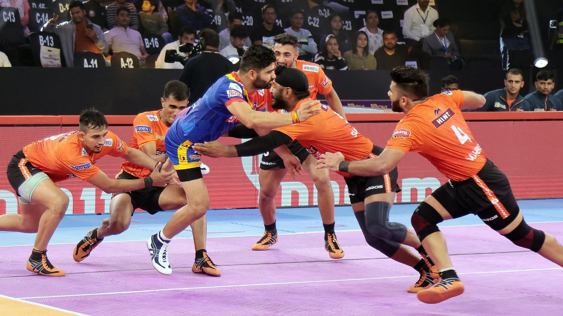 U Mumba in action during a match against UP Yoddhas in PKL 10 (Image Credits: PKL)