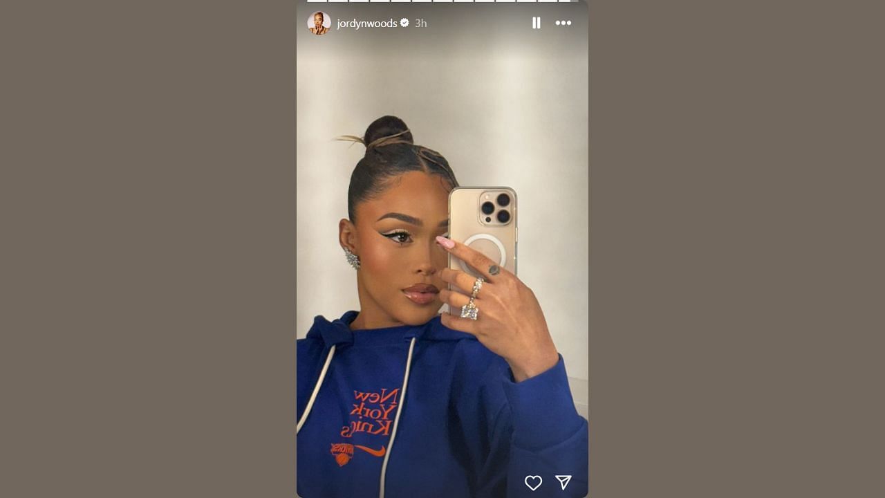 Jordyn Woods wears a Knicks hoodie on IG story. (Credits: @jordynwoods/Instagram)