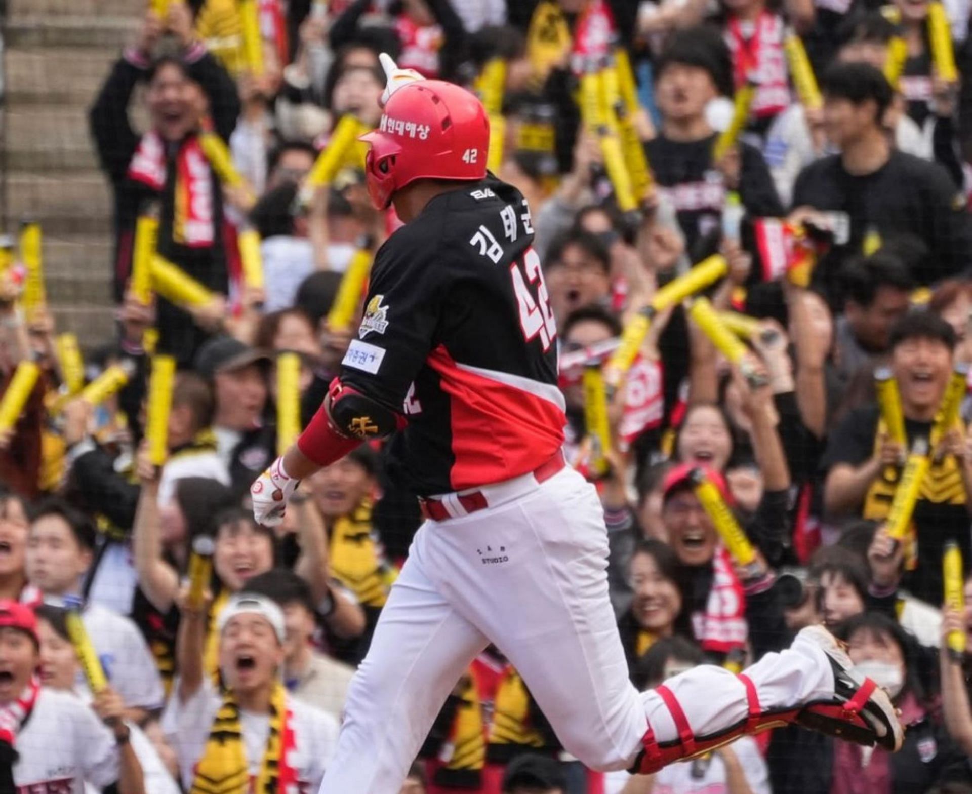 Kim Tae-gun points to the crowd after smashing a grand slam (Kia Tigers