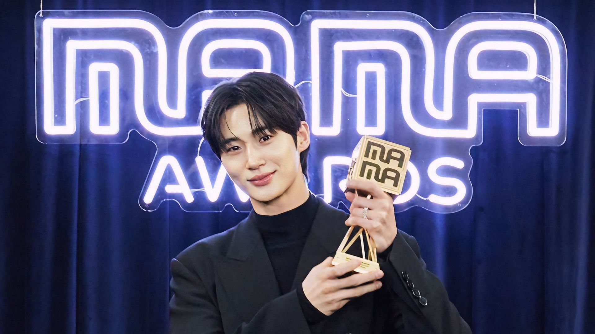 Byeon Woo-seok wins Favorite Global Trending Music for Sudden Shower (Image via X/@MnetMAMA)