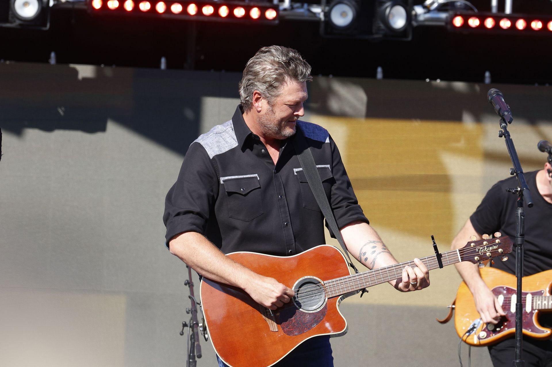 Singer Blake Shelton performs during a concert after the Hy-Vee Salute To Farmers 300 (Image via Getty)