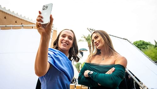 Iga Swiatek and Aryna Sabalenka at the WTA Finals 2024. (Photo: Getty)