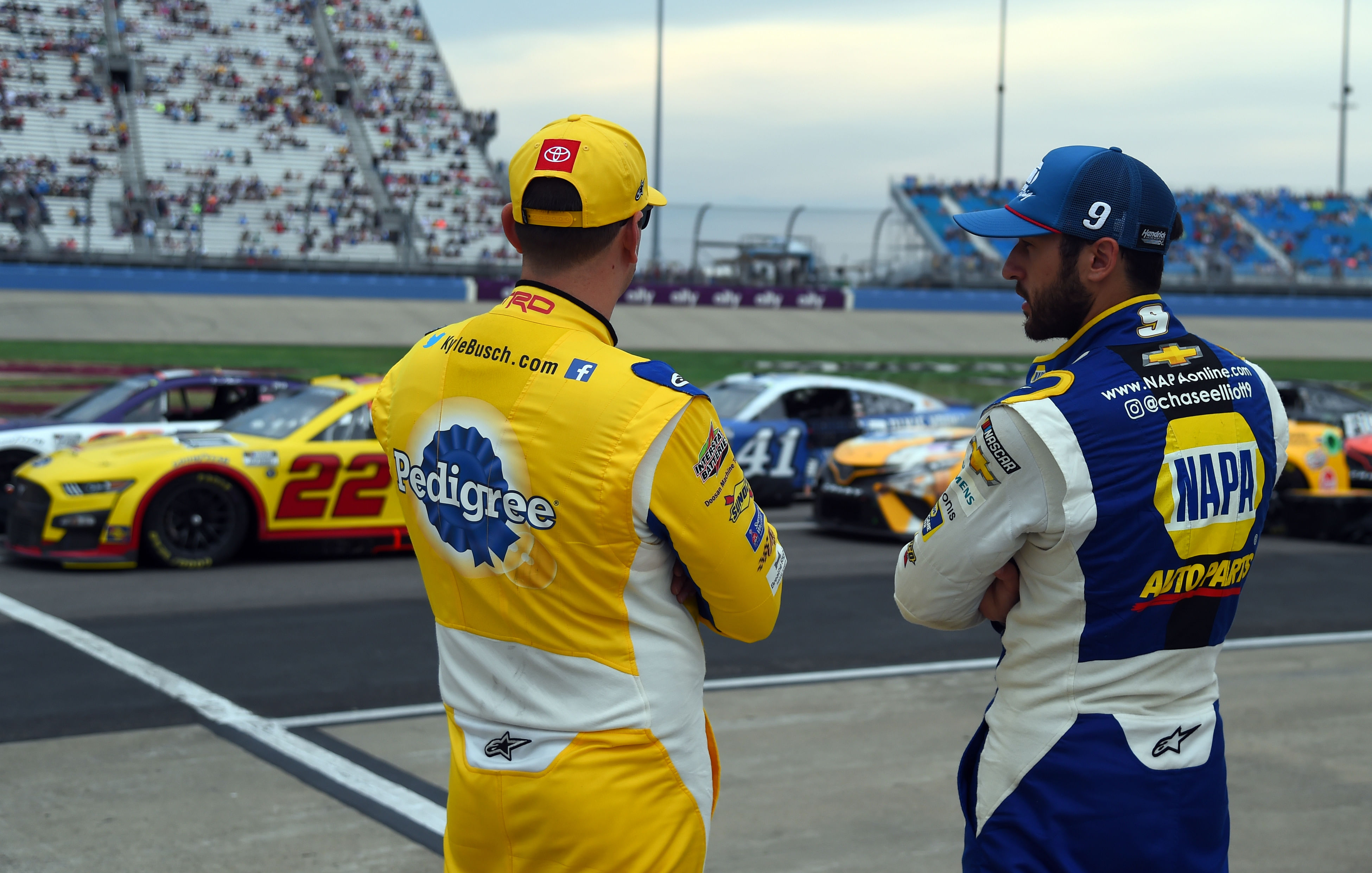 Chase Elliott (right) with Kyle Busch (left) at the 2022 Ally 400 - Source: Imagn