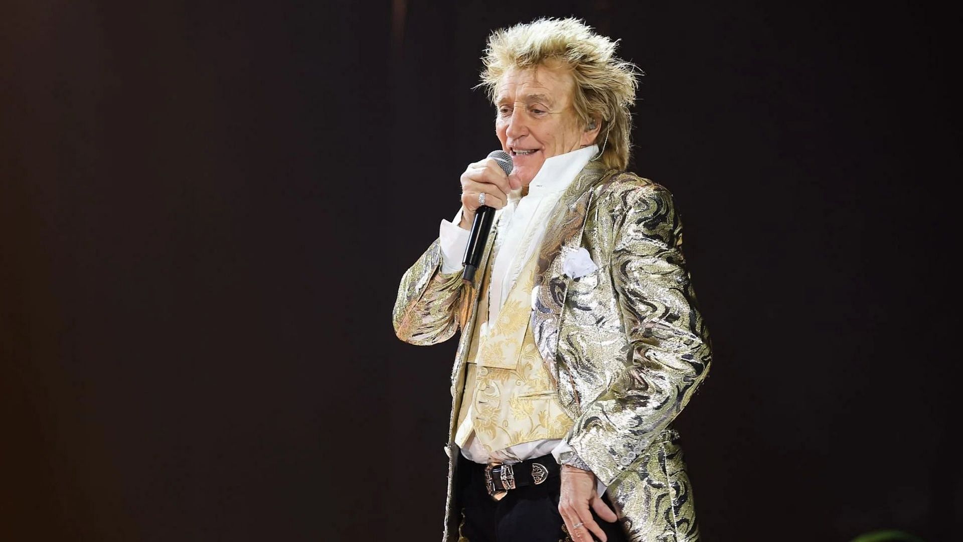 Rod Stewart is planning to give away his hybrid sports car collection (Image via Getty)