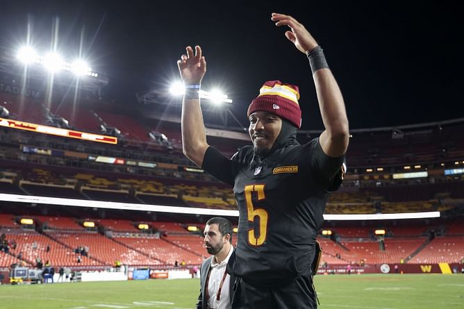 What happened to Jayden Daniels? Commanders QB suffers concerning injury during Eagles clash