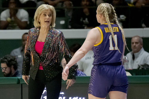 Kim Mulkey speaks to Hailey Van Lith on the sidelines [NCAA Womens Basketball: Louisiana State at Southeastern Louisiana - Source: Imagn]