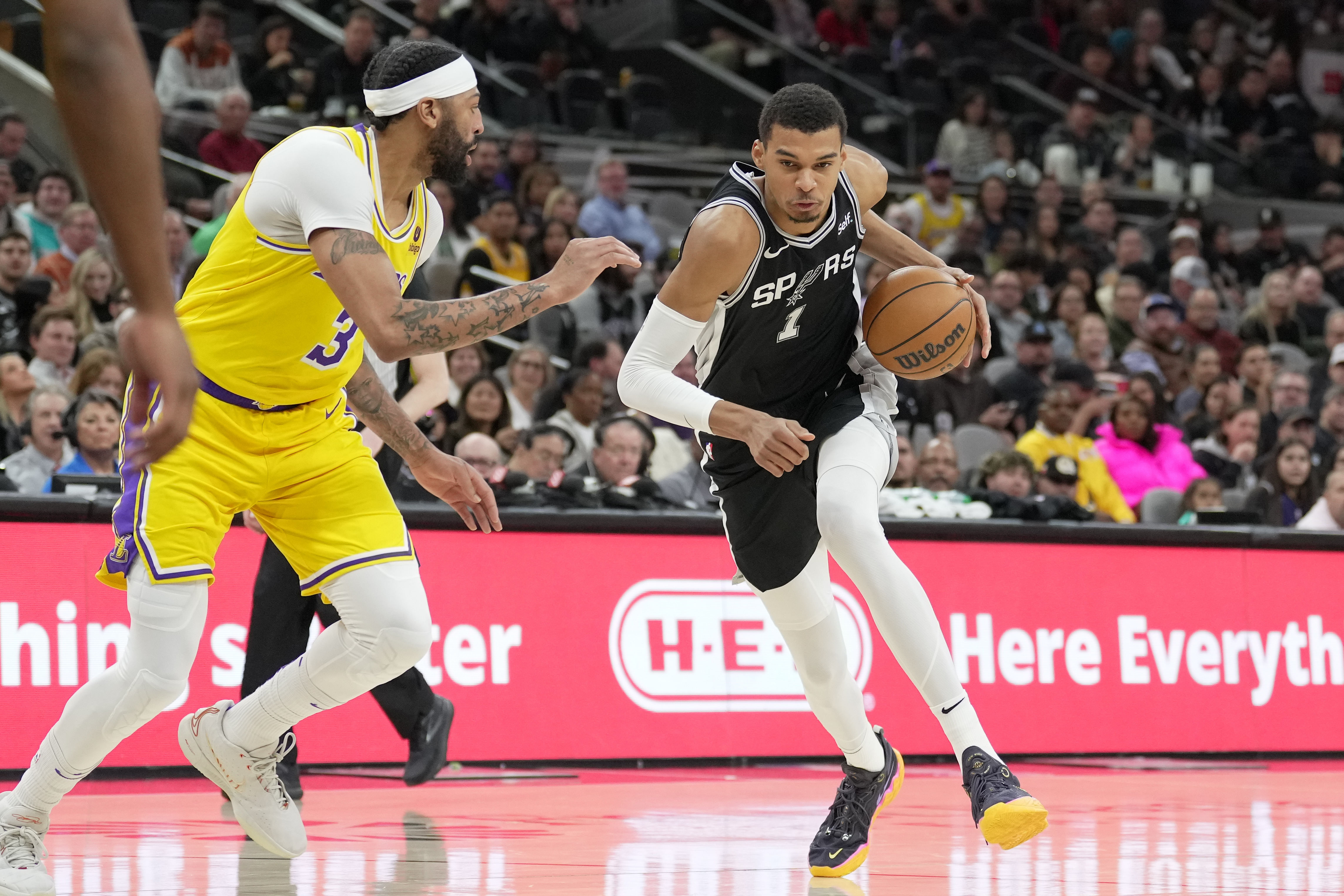 LA Lakers superstar big man Anthony Davis and San Antonio Spurs rising star center Victor Wembanyama (Image Credit: Daniel Dunn-Imagn Images)