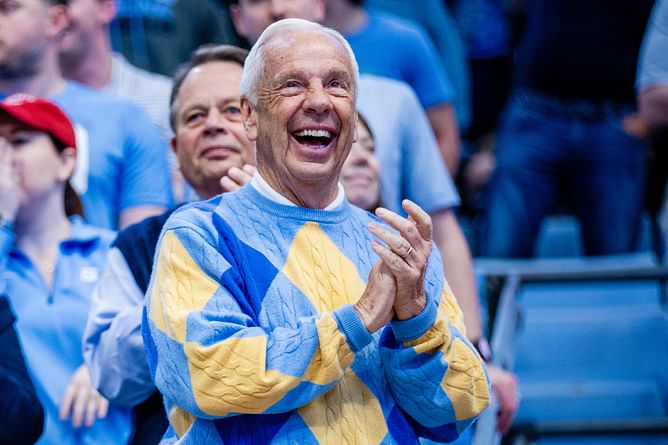 “Wonder how (Dan) Hurley would react”: College hoops fans react as Dayton’s Jevon Bennett falls on NCAA coaching legend Roy Williams