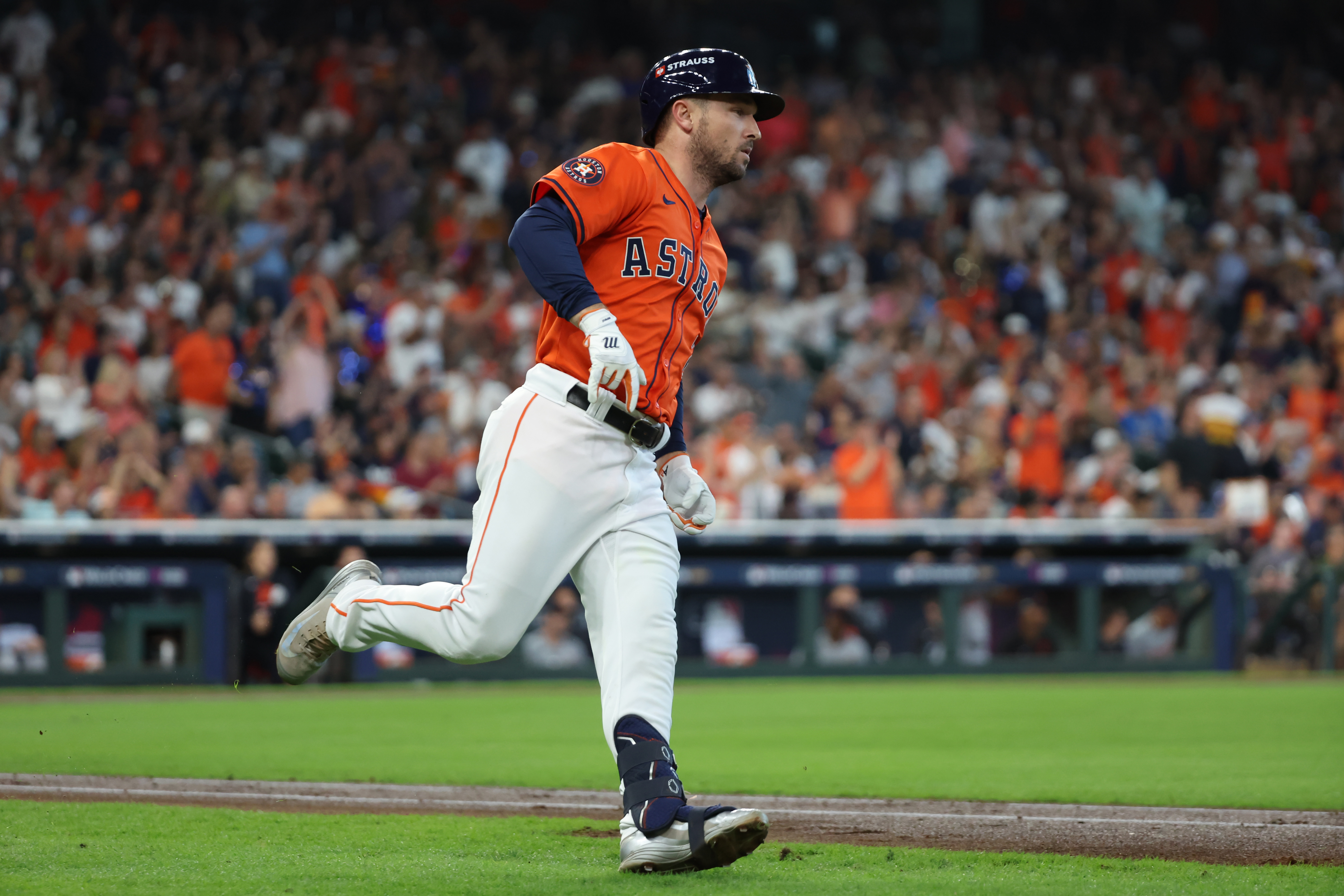 Alex Bregman could go to the Yankees (Imagn)