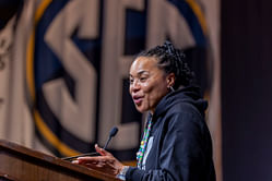 In Pics: Dawn Staley's South Carolina draws surprise visit from basketball legend & Hall of Famer coach