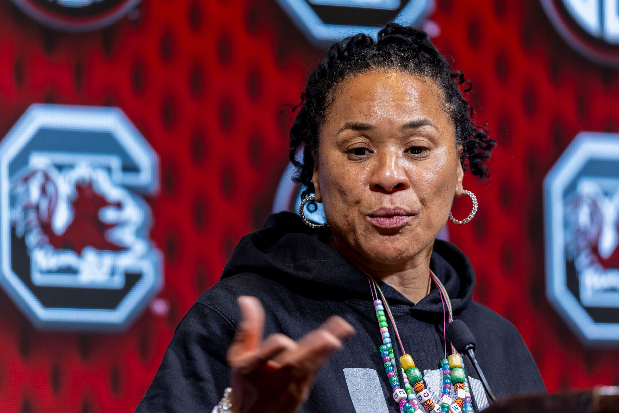 Dawn Staley: “It's a paid actor”: College hoops fans poke fun at Dawn Staley  for one “fashion accessory”