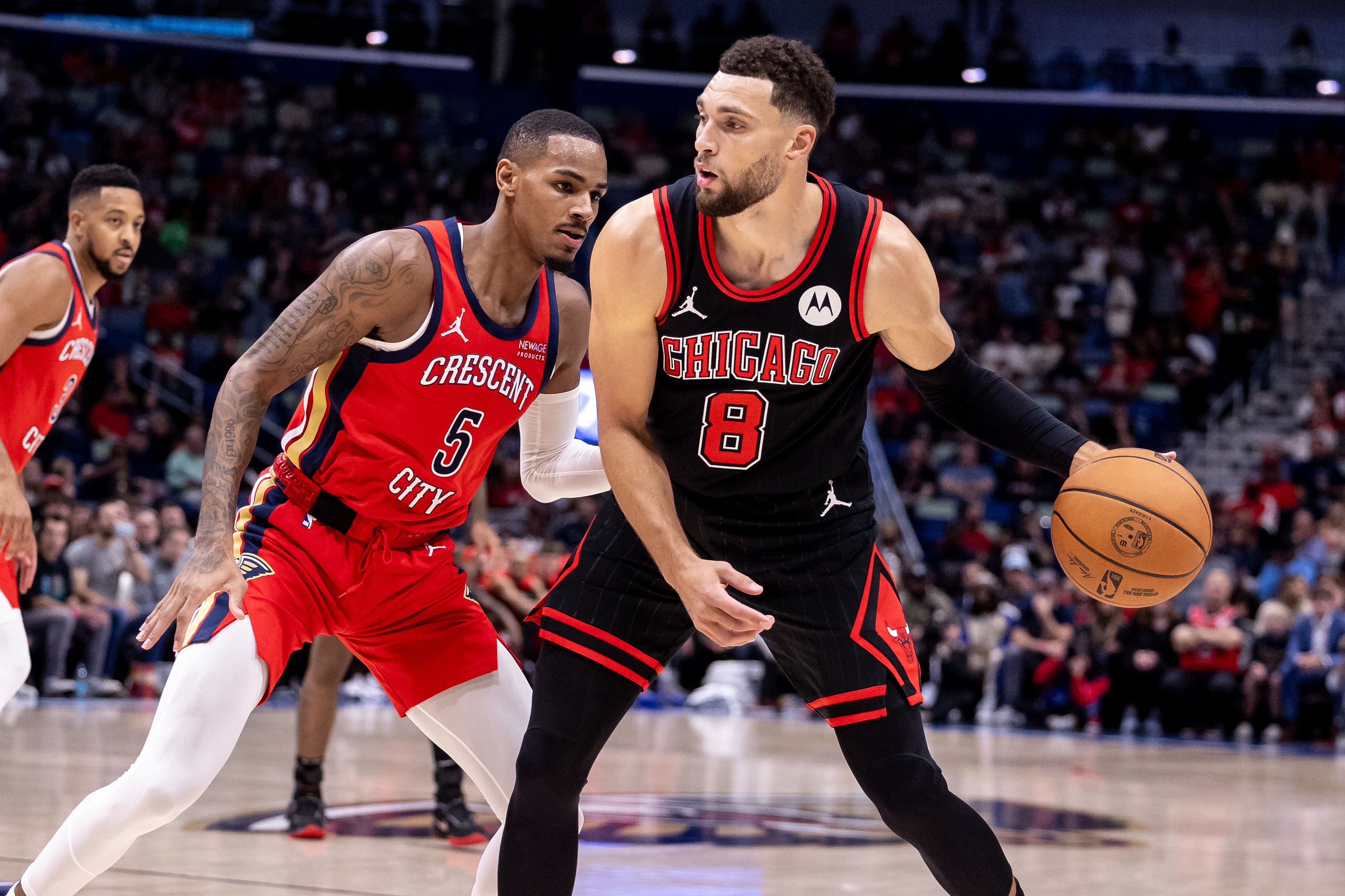 Zach LaVine tries to keep the ball in play against the New Orleans Pelicans (Credits: IMAGN)