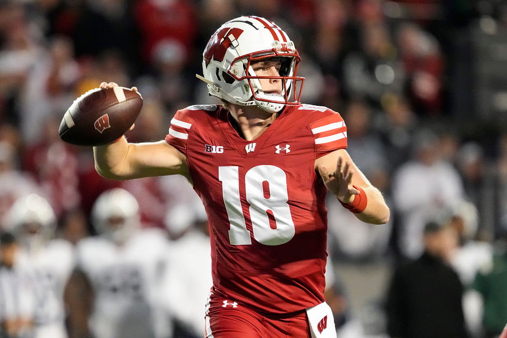 What radio station is Wisconsin vs. Iowa on today? Details on Week 10