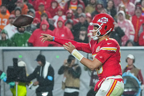 Patrick Mahomes rolled his ankle in the OT win- Source: Imagn