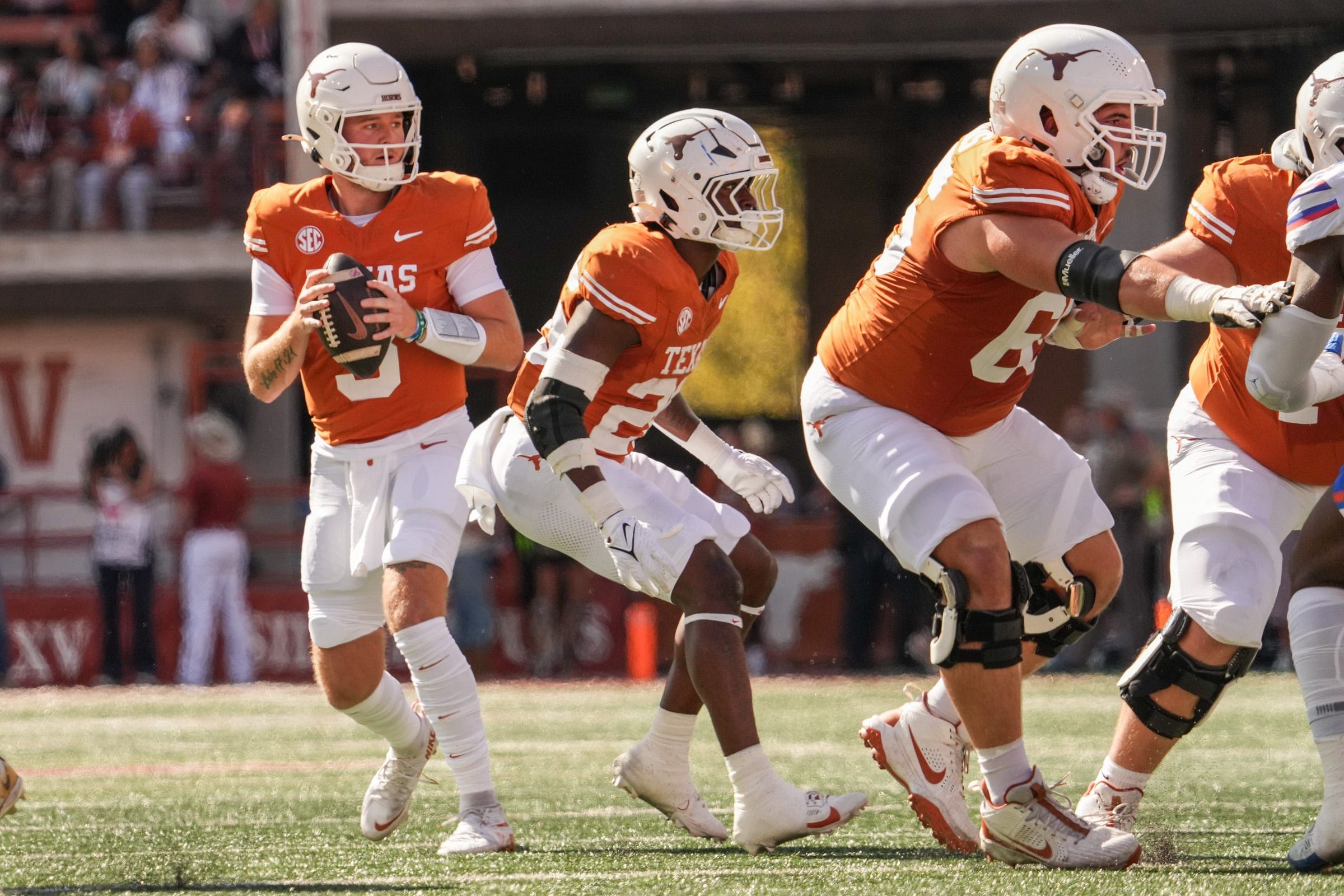 Quinn Ewers in action during a game for Texas Longhorns (Credits: IMAGN)