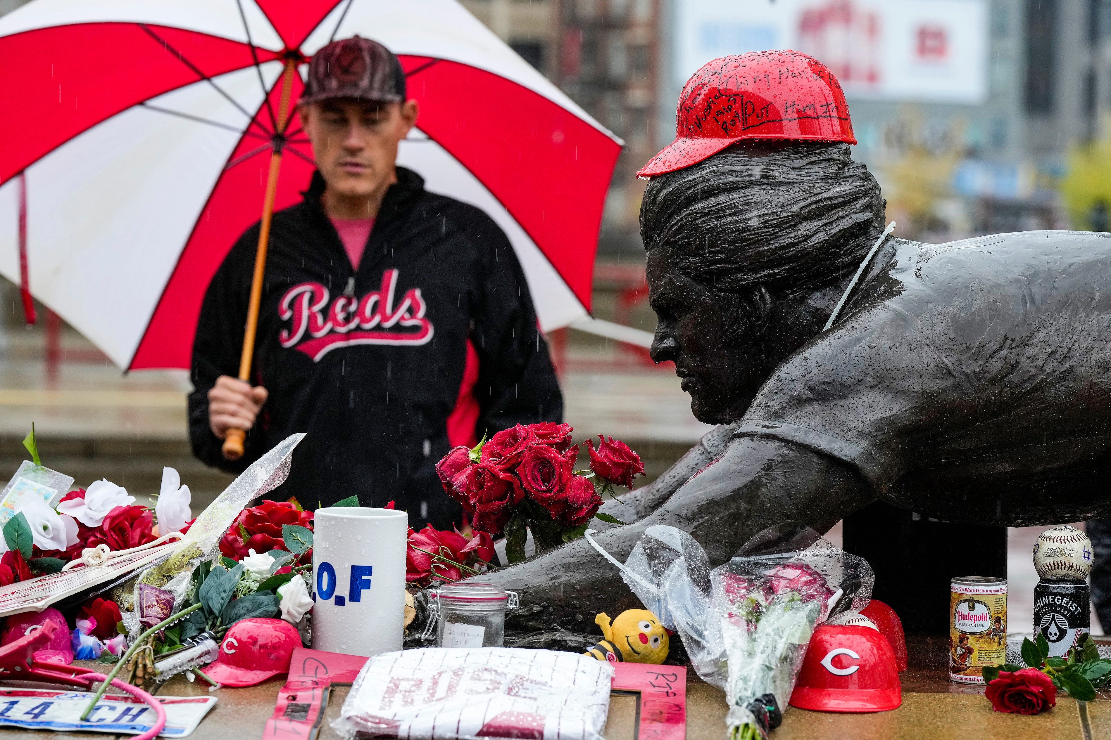 Pete Rose Statue (Photo via IMAGN)