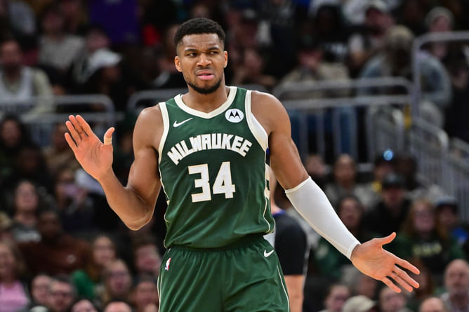 Former champion slams Giannis Antetokounmpo for 'weird' antics amid Bucks' struggles: "That's an offense for a slap"