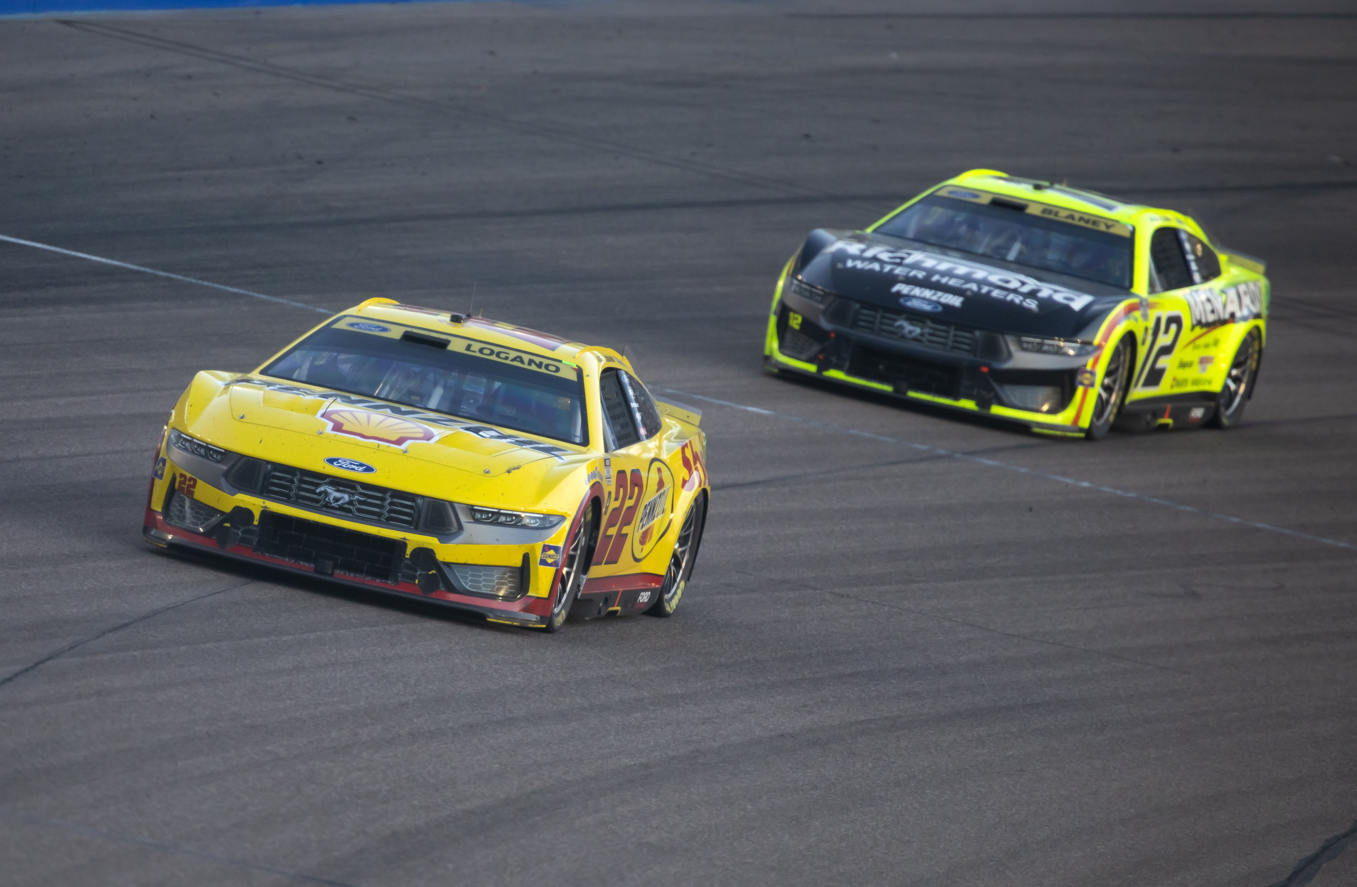 NASCAR Cup Series driver Joey Logano (22) leads teammate Ryan Blaney (12) during the NASCAR Cup Series Championship race at Phoenix Raceway. (Credit: Imagn Images)