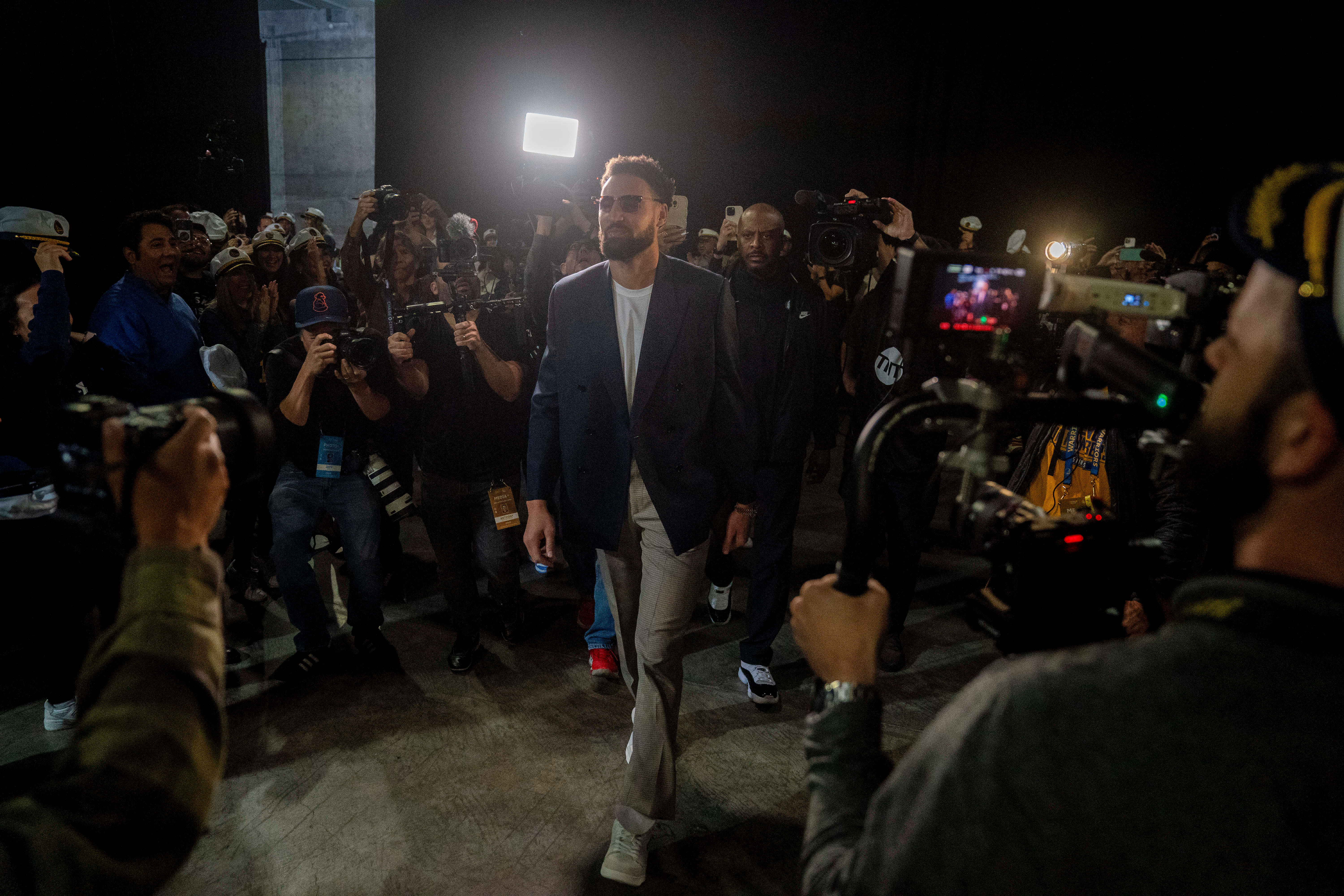 Warriors employees welcome Klay Thompson back with a touching tribute. (Photo: IMAGN)