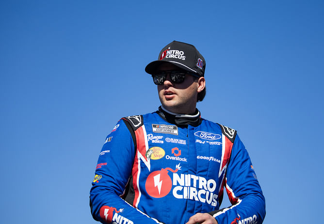 "In NASCAR we don't have any live data" - Noah Gragson discusses technology gaps with F1's Liam Lawson during Las Vegas outing