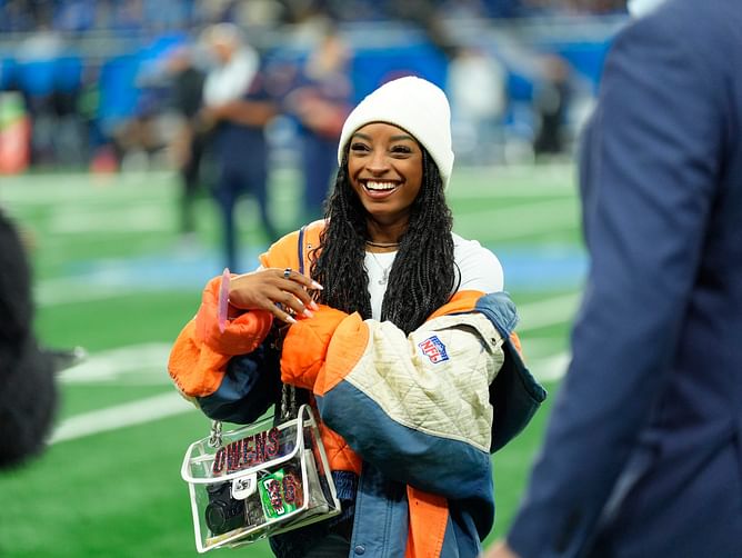 Simone Biles snuggles up with Jonathan Owens after nail-biting Bears-Lions Thanksgiving game